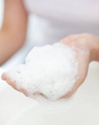 지성 피부인 사람은 세안에 더 신경 쓰는 대신 크림 등을 이용한 수분 공급도 빠뜨리지 않아야 피부 유수분 밸런스를 유지할 수 있다/사진=헬스조선 DB