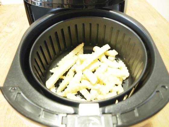 냉동감자를 해동하지 않고 기름없이 에어프라이어로 조리했다.