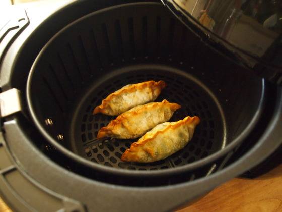 만두는 기름을 조금 바른 뒤 튀겼다. 만두피가 바삭하게 구워졌다.