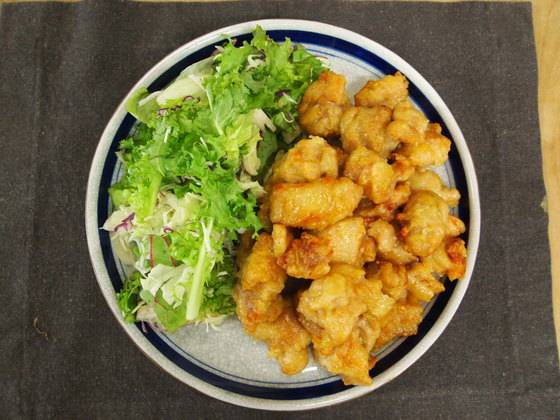 에어프라이어로 완성된 치킨. 겉은 바삭하고 속은 촉촉하다. 사 먹는 치킨과 흡사한 맛이다.