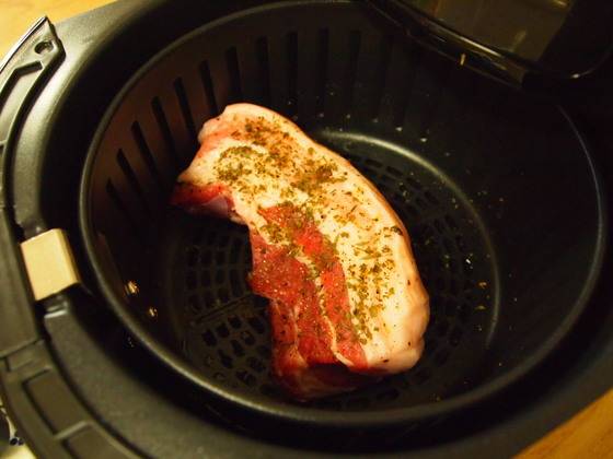 에어프라이어 요리 중 입소문난 삼겹살 수육. 소금과 후추 허브를 뿌리고 기름을 발라 조리했다.