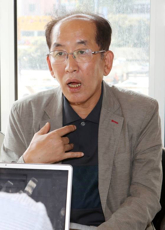 12년 전 학교폭력으로 중학생 아들을 가슴에 묻은 홍권식(59)씨가 12일 부산역 앞 카페에서 청소년 폭력 문제에 대한 의견을 말하고 있다. 송봉근 기자
