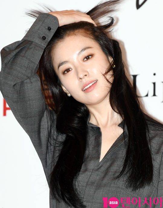 배우 한효주가 14일 오후 서울 송파구 잠실로 롯데백화점 에비뉴엘에서 열린 한 브랜드 여행 전문 쇼핑 공간‘LIFE’S @ JOURNEY (라이프 이즈 져니) 오픈 행사에 참석하고 있다.