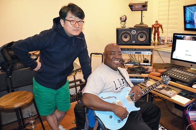 유명 기타리스트 폴 잭슨 주니어와 음반 작업을 하고 있는 이태원씨. / 이태원