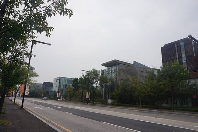 문발로에서 바라본 파주출판도시 일대 전경. 모던한 디자인의 출판사 건물들이 들어서 있다.