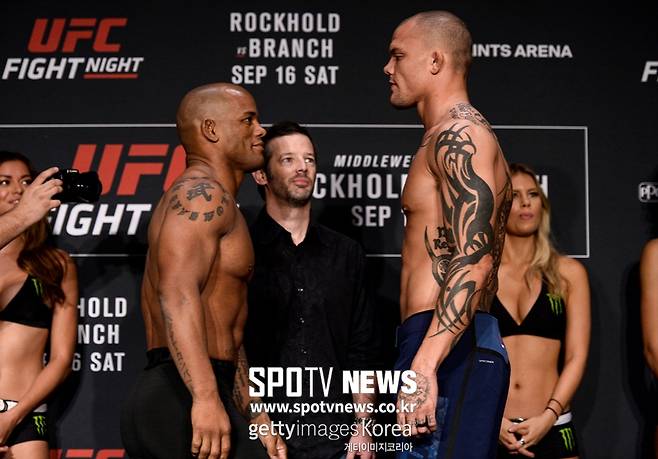 ▲ 헥터 롬바드와 앤서니 스미스는 키가 20cm나 차이 난다.