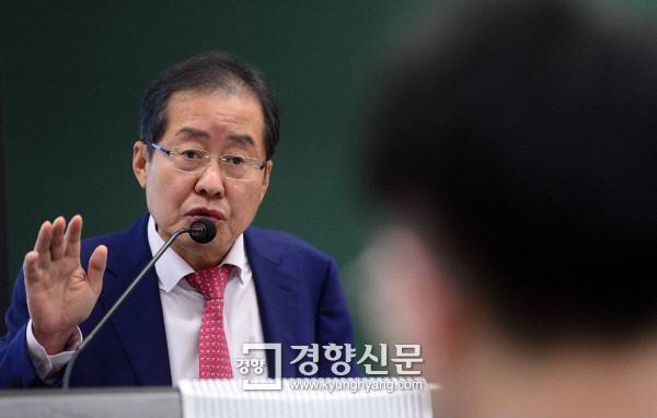 자유한국당 홍준표 대표가 지난 14일 서울 서대문구 연세대학교에서 열린 대학생 상대 특강 및 토론회에서 학생들의 질의에 답변하고 있다./김창길 기자