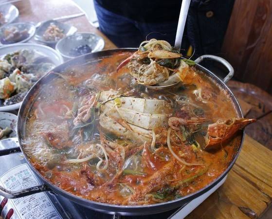 '춘하추동'의 꽃게탕. 제철 꽃게를 비롯해 중하, 미더덕등 해산물을 듬뿍 넣는다.[사진 춘하추동]
