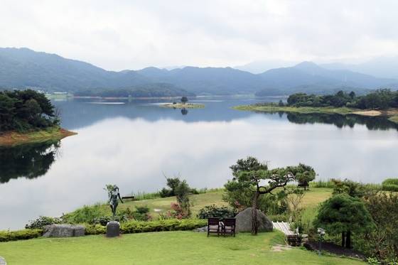 더 리스에서 바라본 대청호.