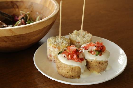 찬으로 곁들여지는 남미식 옥수수와 감자구이.