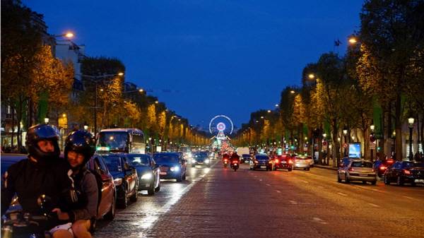 상들리제 거리 끝에 있는 회전 관람차에도 화려한 조명이 켜진다. ⓒMK스타일