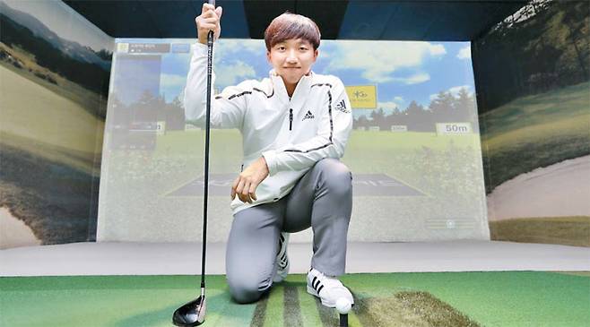 스크린골프에는 한계가 있다는 편견을 깨고 KPGA투어 챔피언이 된 김홍택이 스크린골프장에서 포즈를 취하고 있다. [한주형 기자]