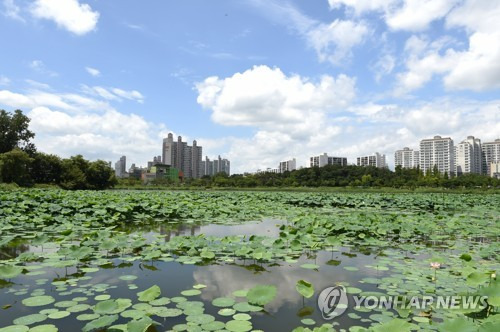 (수원=연합뉴스) 정조대왕이 1795년 유네스코 세계문화유산이 된 '수원화성(華城)'을 축성할 당시 축조한 저수지 '만석거(萬石渠)'가 국제관개배수위원회(ICID)가 지정하는 '세계 관개시설물 유산'으로 등재된다. 수원시는 다음 달 10일 멕시코 멕시코시티 월드트레이드센터에서 열리는 제23차 ICID 세계총회에서 세계 관개시설물 유산 등재 기념패를 받을 예정이라고 19일 밝혔다. 만석거의 모습. 2017.9.19 [수원시 제공=연합뉴스]      hedgehog@yna.co.kr