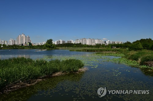 (수원=연합뉴스) 정조대왕이 1795년 유네스코 세계문화유산이 된 '수원화성(華城)'을 축성할 당시 축조한 저수지 '만석거(萬石渠)'가 국제관개배수위원회(ICID)가 지정하는 '세계 관개시설물 유산'으로 등재된다. 수원시는 다음 달 10일 멕시코 멕시코시티 월드트레이드센터에서 열리는 제23차 ICID 세계총회에서 세계 관개시설물 유산 등재 기념패를 받을 예정이라고 19일 밝혔다. 만석거의 모습. 2017.9.19 [수원시 제공=연합뉴스]     hedgehog@yna.co.kr