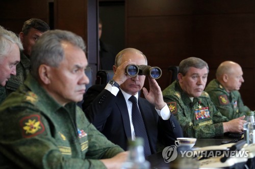 망원경으로 군사 훈련 장면 지켜보는 푸틴 대통령(중앙).[AP=연합뉴스]