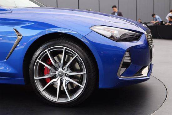 제네시스 G70 레피스 블루 외관 색상과 빨간색 브렘보 브레이크 색상이 잘 어울린다. (사진=지디넷코리아)