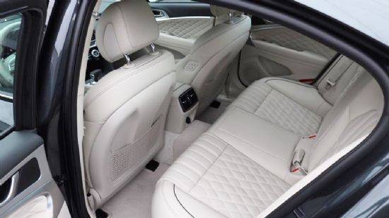 그리 넓은 느낌이 아닌 제네시스 G70 뒷좌석 (사진=지디넷코리아)