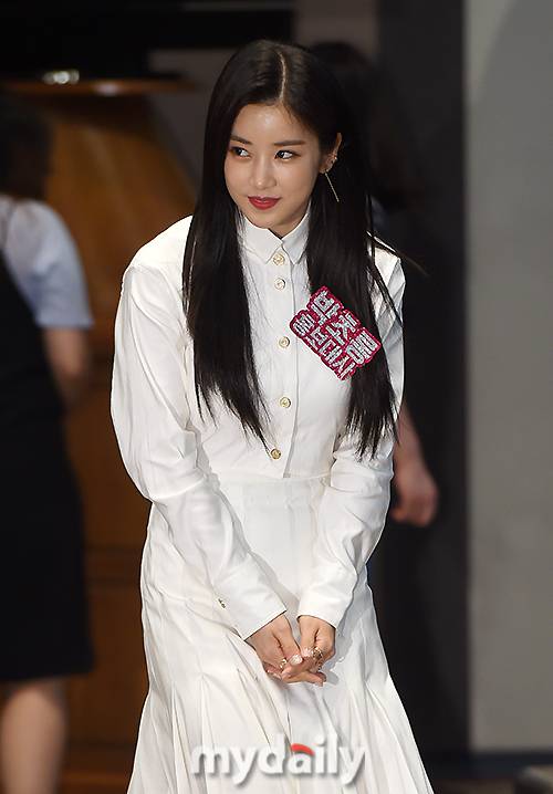 ▲ '인사하며 입장'