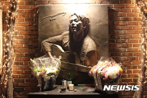 【서울=뉴시스】서울 대학로 학전블루 소극장 앞 김광석 노래비(안규철 제작·2008). 2017.09.20. (사진 = 뉴시스 DB) photo@newsis.com