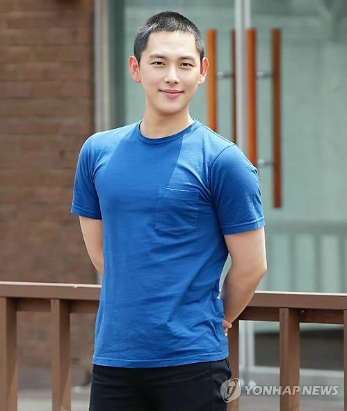 (서울=연합뉴스) 배우 임시완이 11일  경기도 양주시 25사단 신병교육대에 입소하기 전 포즈를 취하고 있다.       이날 현장에는 200여 명의 팬이 모여 임시완을 배웅했다. 2017.7.11 [플럼엔터테인먼트 제공]