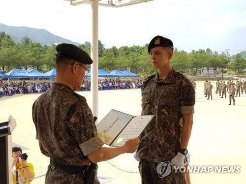 (서울=연합뉴스) 지난달 입대한 배우 주원이 22일 강원도 철원 신병교육대 수료식에서 기초군사훈련에서 1등을 차지해 수상하고 있다.        주원의 소속사 화이브라더스는 22일 "주원이 오늘 오전 5주간의 신병교육을 수료했으며, 훈련 기간 기초군사훈련에서 1등을 차지해 이날 수료식에서 수상했다"고 전했다.       이어 "주원은 이후 강원도 철원군 백골부대에서 조교로 생활하게 된다"고 덧붙였다. 2017.6.22 [인터넷 디시인사이드 갤러리 캡처=연합뉴스]