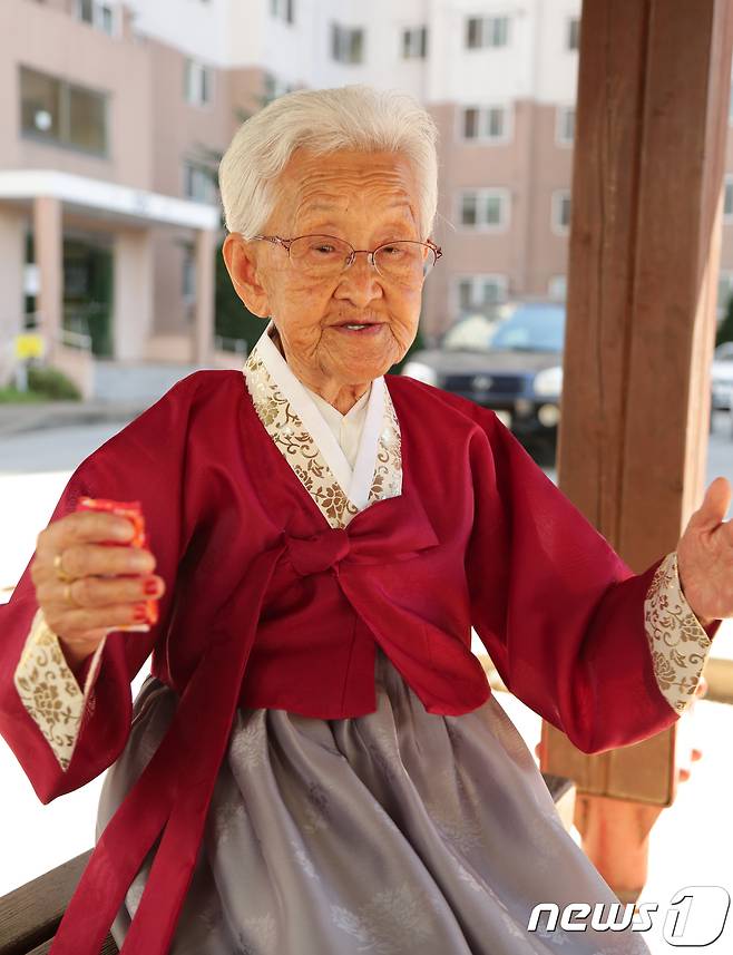 강계열(93) 할머니가 20일 뉴스1 강원본부와 인터뷰에서 옛 이야기를 설명하고 있다. 강 할머니는 영화 '님아 그 강을 건너지 마오'를 통해 남편인 조병만 할아버지와의 이야기가 알려지며 온 국민의 관심을 받았다. 2017.9.20/뉴스1 © News1 이찬우 기자