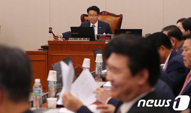 21일 서울 여의도 국회에서 열린 국토교통위원회 전체회의에서 조정식 위원장이 의사봉을 두드리며 안건을 상정하고 있다. 2017.9.21/뉴스1 © News1 허경 기자
