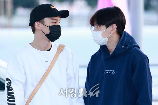 엑소(EXO) 첸과 백현이 21일 오후 인천 중국 운서동 인천국제공항을 통해 ‘2017 케이콘 호주 (KCON 2017 AUSTRALIA’ 공연 참석 차 호주 시드니로 출국하고 있다.
