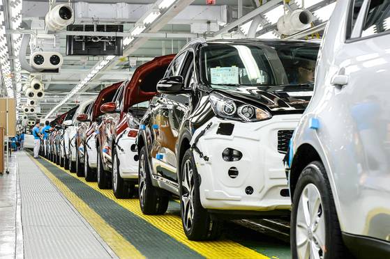 기아자동차가 평일 잔업을 전면 중단하고 주말 특근도 최소화한다고 21일 밝혔다. 사진은 지난 3월 기아차 광주 2공장의 생산라인 모습. [사진 기아차]