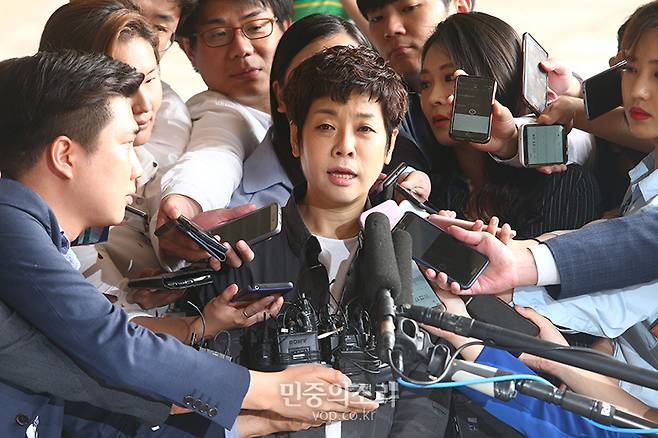 ▲ 이명박 정부 국정원 블랙리스트와 관련해 방송인 김미화가 참고인 신분으로 19일 오전 서울 서초동 중앙지검으로 출석하고 있다. ⓒ민중의소리