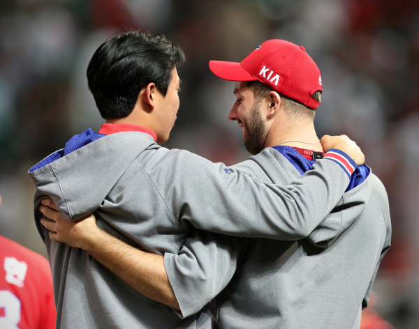 KIA 팻딘(오른쪽)이 지난 12일 SK전을 마친 뒤 9회 세이브로 자신의 승리를 지켜준 김세현과 어깨 동무한 채 이야기하고 있다. KIA 타이거즈 제공