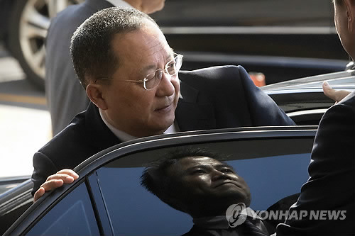 (뉴욕 AP=연합뉴스) 리용호 북한 외무상이 19일(현지시간) 중국 베이징에서 차에 오르고 있다. 유엔총회 참석차 미국 뉴욕을 방문한 리 외무상은 21일 도널드 트럼프 미국 대통령의 유엔총회 연설에 대응해 '사상 최고의 초강경 대응을 고려하겠다'고 밝힌 김정은 북한 노동당 위원장의 성명을 어떻게 생각하느냐는 기자들의 질문에 "아마 역대급 수소탄 시험을 태평양 상에서 하는 것으로 되지 않겠는가"라고 말했다.      ymarshal@yna.co.kr