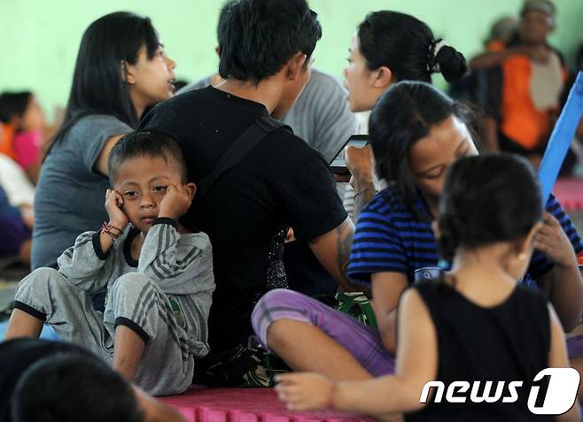 아궁 화산 분화 조짐으로 안전 지역에 대피한 인도네시아 발리 주민들 © AFP=뉴스1