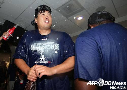 류현진이 우승을 확정지은 후 클럽하우스에서 동료들과 세리머니를 하고 있다. 사진(美 로스앤젤레스)=ⓒAFPBBNews = News1