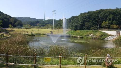 (군포=연합뉴스) 김인유 기자 = 경기 군포시 산본동 915번지 수리산도립공원 자락에 56만1천500㎡ 규모로 조성돼 지난해 7월 1일 개장한 '초막골 생태공원'의 모습. 2017.9.23 hedgehog@yna.co.kr