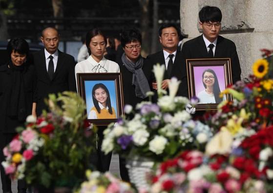 영정 속 은화·다윤양은 밝은 표정이다. 단상은 흰 국화 대신 붉은색과 분홍색, 흰색 장미와 흰 백합이 어우러진 꽃바구니로 장식돼 있다. 오종택 기자