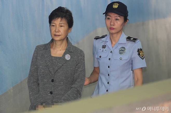 이재용 삼성전자 부회장의 1심 선고공판이 예정된 지난달 25일 오전 박근혜 전 대통령이 서울 서초구 중앙지법에서 열린 592억 뇌물 관련 59회 공판에 출석하기 위해 법정으로 향하고 있다./사진=이동훈 기자