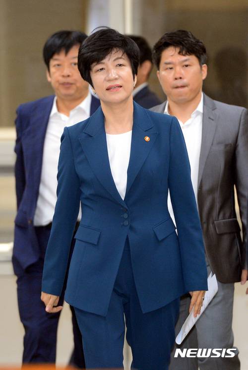 【세종=뉴시스】강종민 기자 = 김영주 고용노동부 장관이 25일 오전 정부세종청사에서 열린 취임후 첫 전국기관장회의에 참석하고 있다. 김 장관은 이 자리에서 박근혜 정부의 노동개혁 핵심인 '쉬운해고, 취업규칙 변경 완화' 양대지침 폐기를 공식선언했다. 2017.09.25. ppkjm@newsis.com
