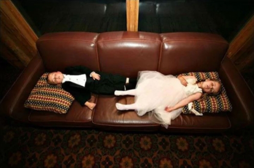 결혼식은 나와는 상관없는 별개의 문제다. 쇼파에서 잠든 아이들.