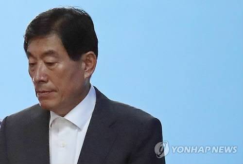 '국가정보원 댓글' 사건 파기환송심에서 국정원법·선거법 위반으로 징역 4년을 선고받은 원세훈 전 국정원장이 지난달 30일 오후 서울 서초구 서울고등법원에서 구치소로 향하기 위해 호송차에 오르고 있다. [연합뉴스 자료사진]