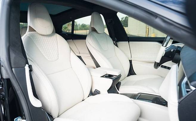 시트는 고급 벤틀리 가죽으로 덮어놨다