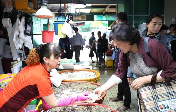 문재인 대통령 부인 김정숙 여사가 한가위를 일주일 앞둔 26일 오전 인천 종합 어시장을 방문해 차례상에 올릴 장을 보고 있다. [연합뉴스]