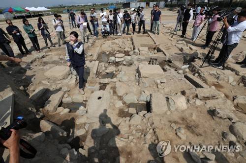 (경주=연합뉴스) 김준범 기자 = 26일 오전 신라의 별궁이었던 경북 경주 동궁(東宮)에서 문화재청 국립경주문화재연구소가 통일신라시대인 8세기에 제작된 것으로 추정되는 수세식 화장실 유적을 공개하고 있다. 2017.9.26      psykims@yna.co.kr