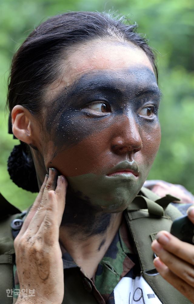 지난 7월 충북 괴산군 육군학생군사학교 하계입영훈련에 참가한 여성 학군사관후보생(ROTC)이 얼굴에 위장크림을 바르고 있다. 배우한 기자