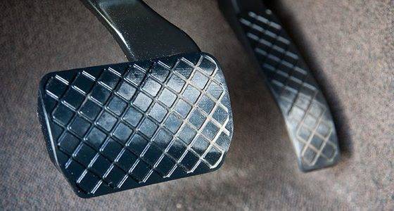 브레이크 페달(왼쪽)과 가속 페달.