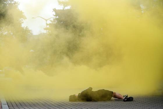 적의 화학탄 공격에 대비한 민·관·군·경·소방 통합 방위훈련 이 27일 오후 서울 상암동 서울월드컵경기장 주차장에서 열렸다. 본격적인 훈련에 앞서 가상의 적으로부터 화학탄 공격을 받는 장면이 연출됐다. 박종근 기자