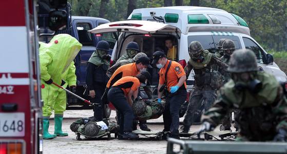 훈련에 참가한 소방대원들이 화학탄 오염 환자를 이송하고 있다. 박종근 기자
