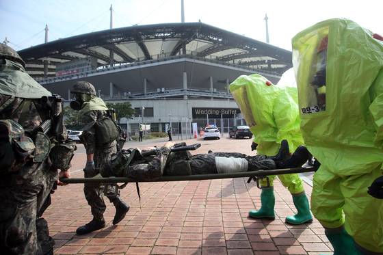 훈련에 참가한 수방사 장병과 소방대원들이 화학탄 피해 환자를 이송하고 있다. 박종근 기자