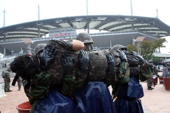 훈련에 참가한 수방사 장병들이 후송된 화학탄 피해 환자를 처치용 들것으로 옮기고 있다. 박종근 기자