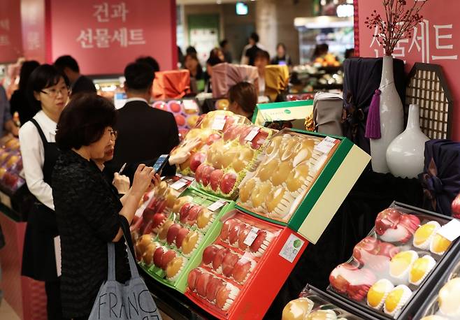 추석 연휴를 일주일여 앞둔 지난 25일 서울의 한 백화점에서 고객들이 추석 선물세트를 살피고 있다. /사진=뉴스1